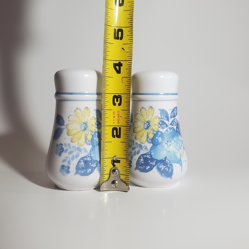 NORITAKE Vintage Salt & Pepper Set from the Good Times Collection Floral Pattern - Picture 9 of 10